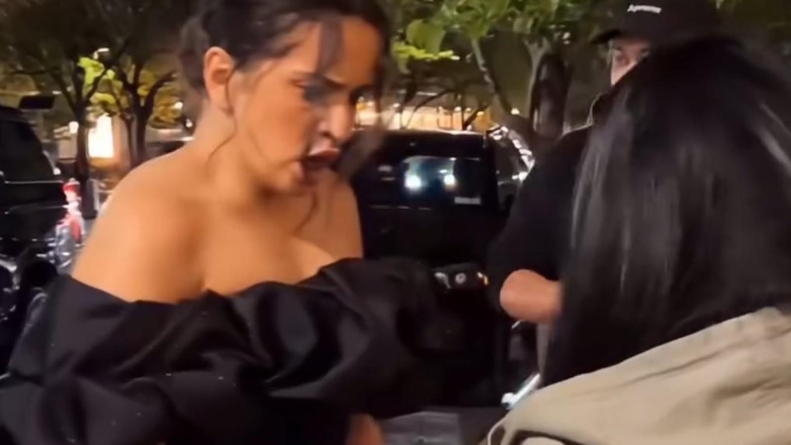 Rosalía es sorprendida por un curioso regalo de una fan: Mira su reacción 