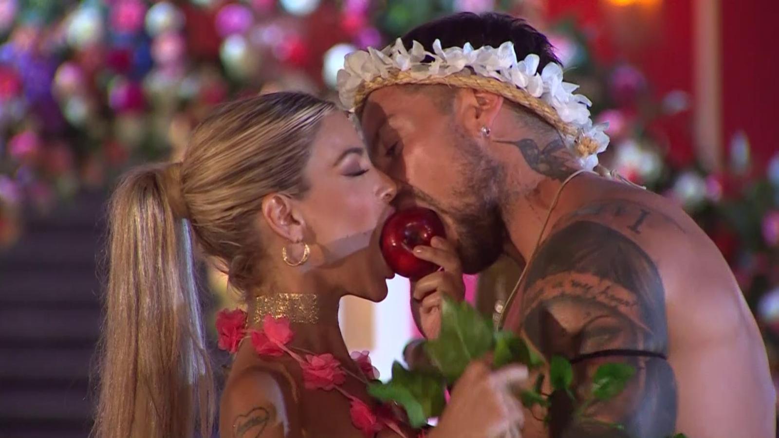 Luis Mateucci y Oriana Marzoli se comen una manzana en Ganar o Servir