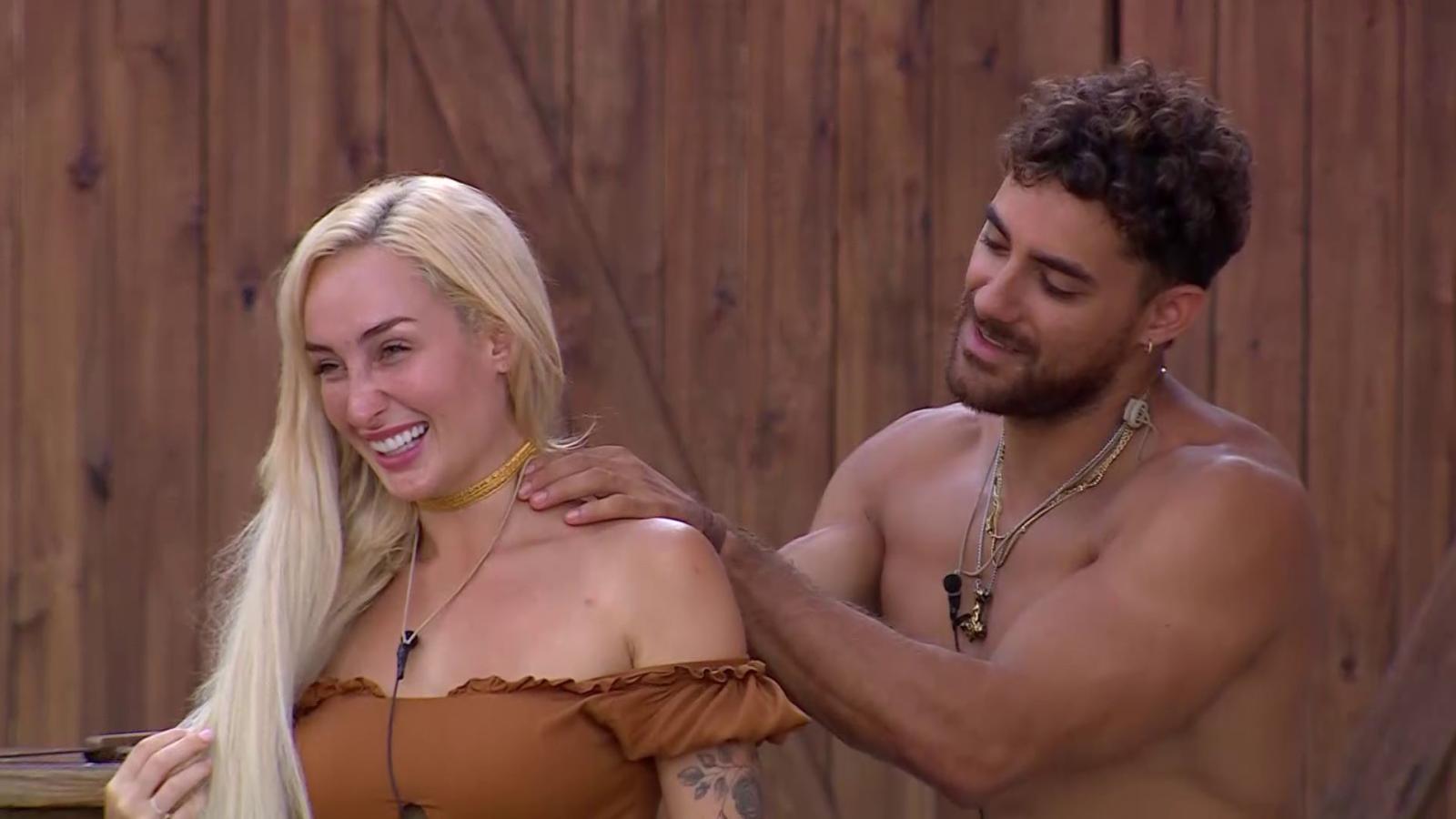 Austin Palao le da un masaje a Fran Maira en Ganar o Servir