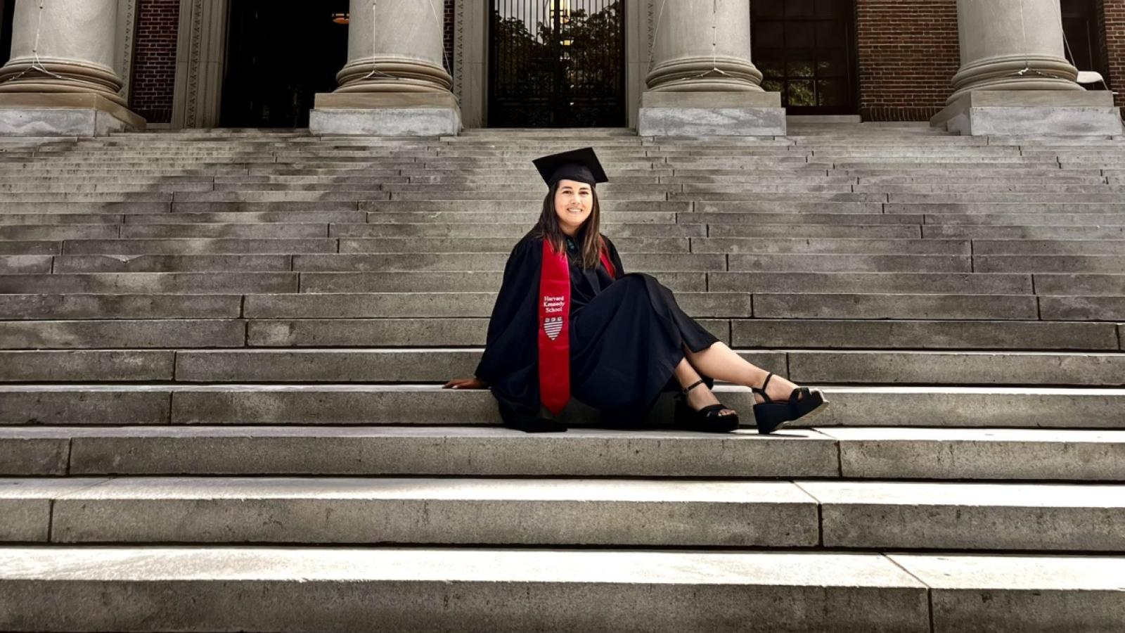 Joven se gradúa de la Universidad de Harvard
