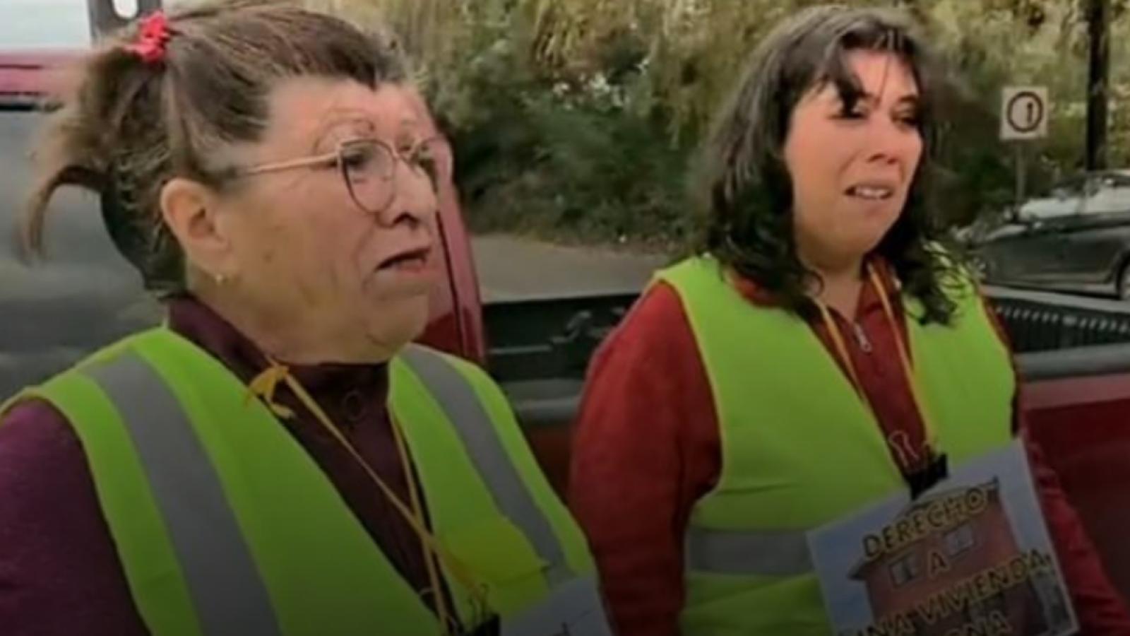 Madre e hija marchan hacia La Moneda - Créditos: El Renguino