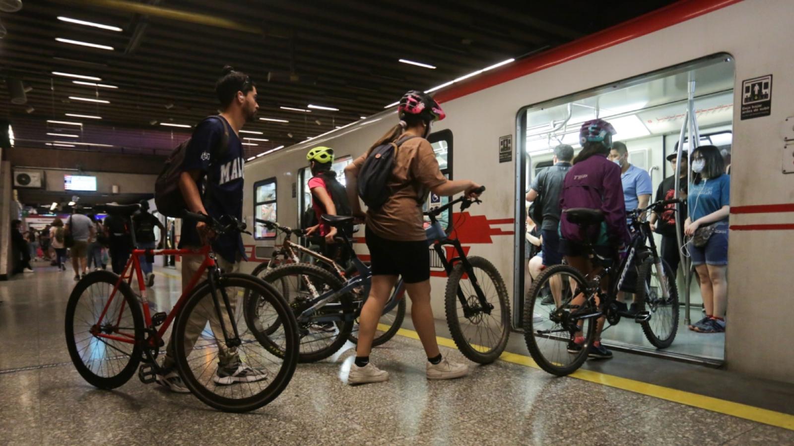 Metro de Santiago y el uso de bicicletas - Créditos: Agencia Uno