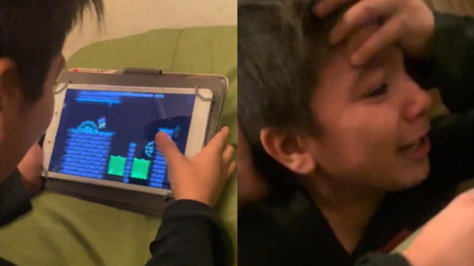 Niño emocionado por superar nivel de videojuego