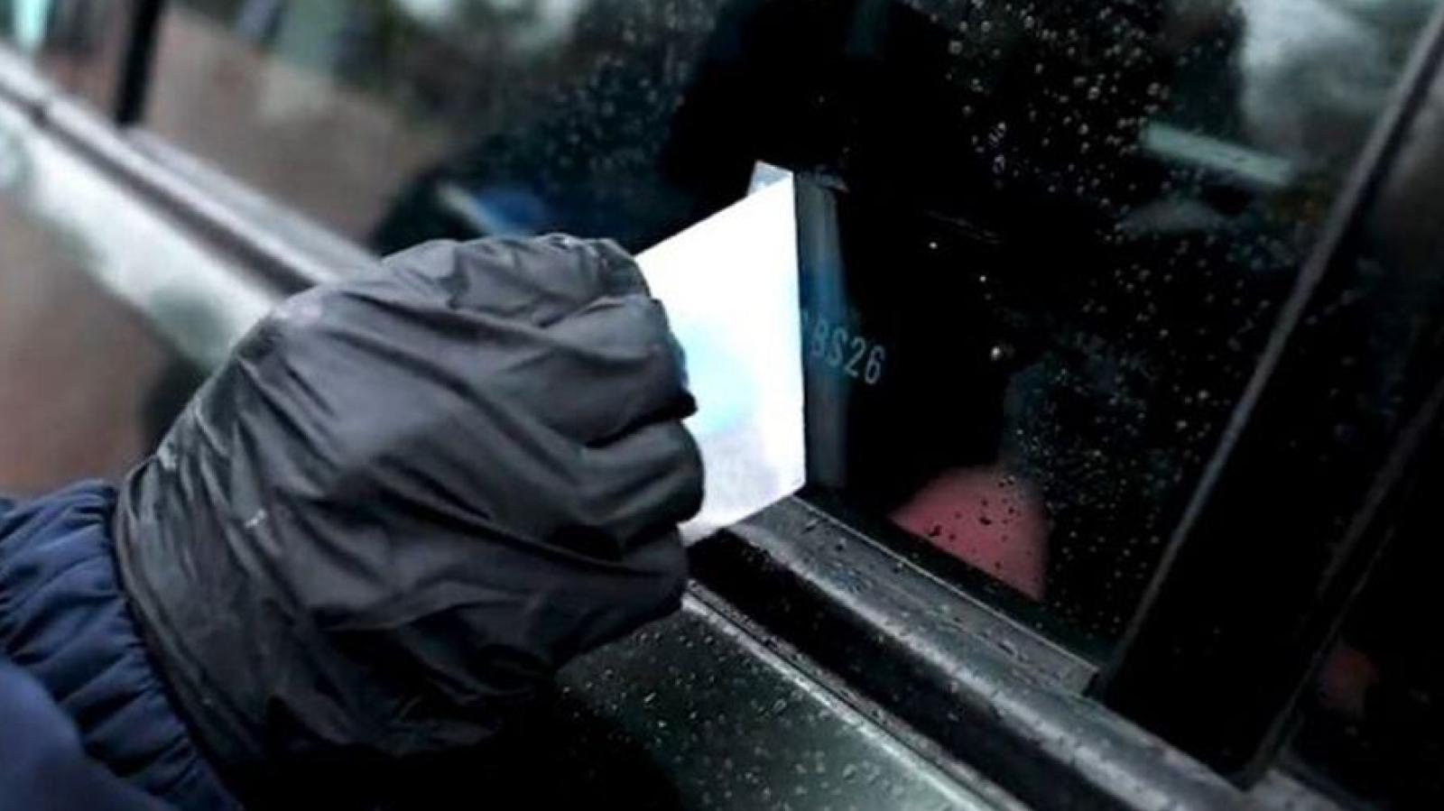 Ya es obligatorio: ¿Cómo debe ir el grabado de patentes en los autos?