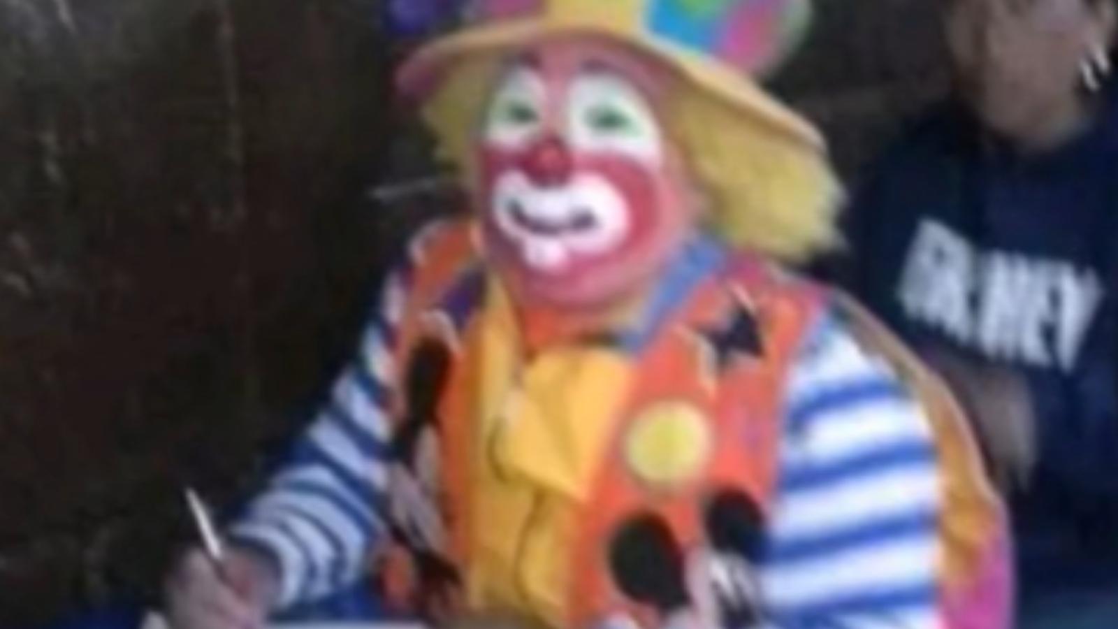 Estudiante rinde examen vestido de payaso - Captura