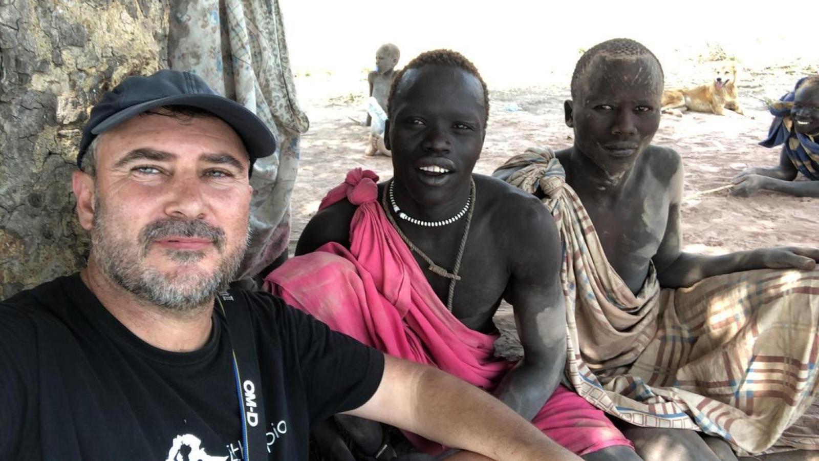 Quién era Toni Espadas, el guía turístico que falleció en ataque a equipo de "Socios por el mundo"