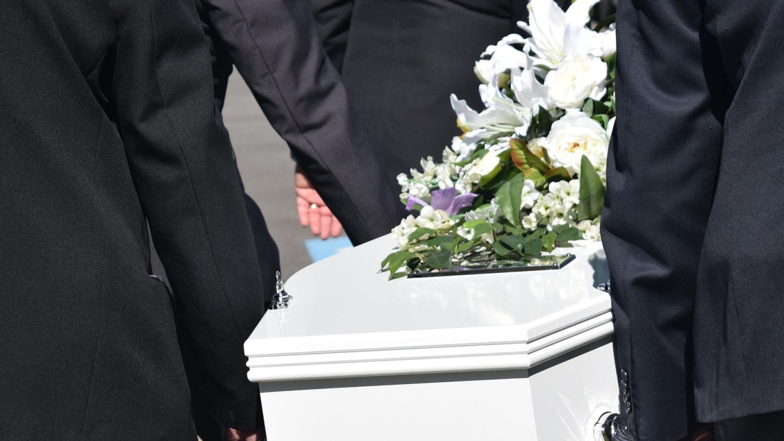 Consiguió empleo en una funeraria y sus amigos le dejaron curiosas reseñas 