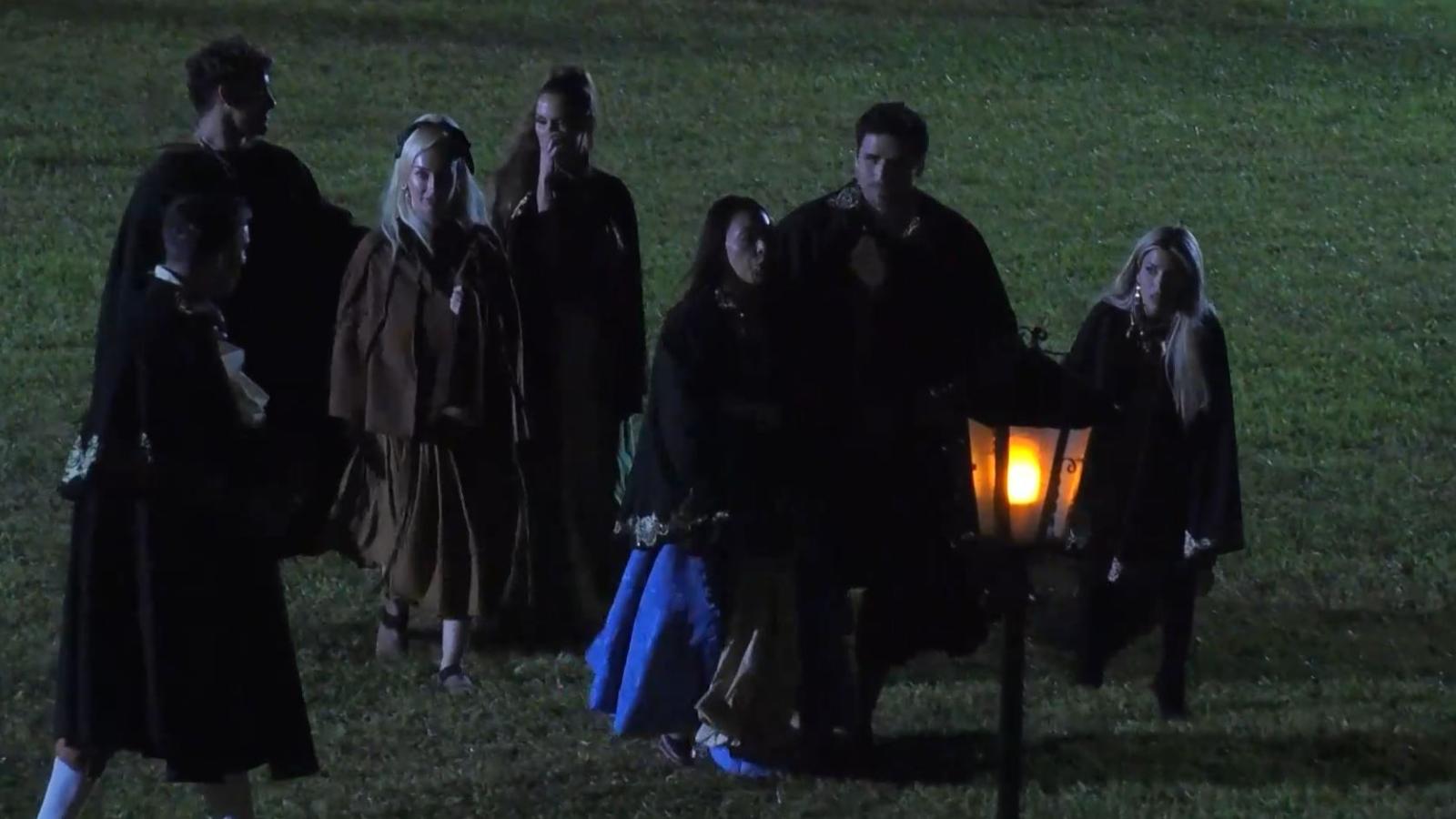 Mariela camina enojada a la casona de Ganar o Servir