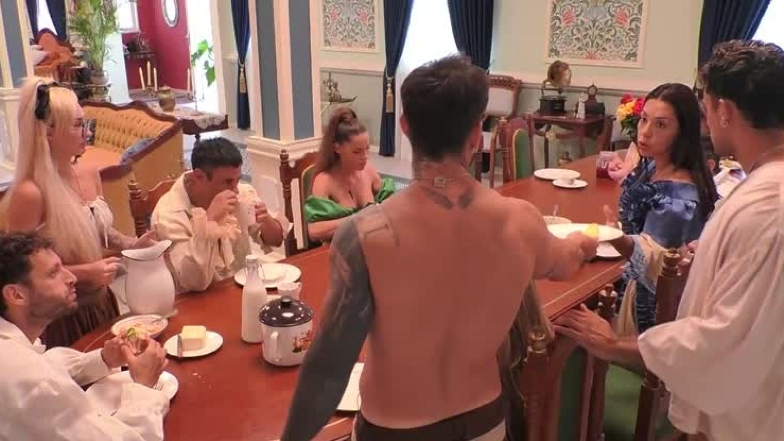 Mariela discutiendo con los sirvientes