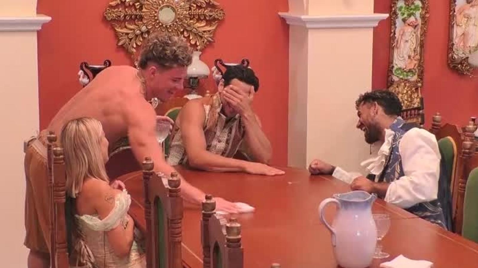 Rai atiende a Oriana entre risas