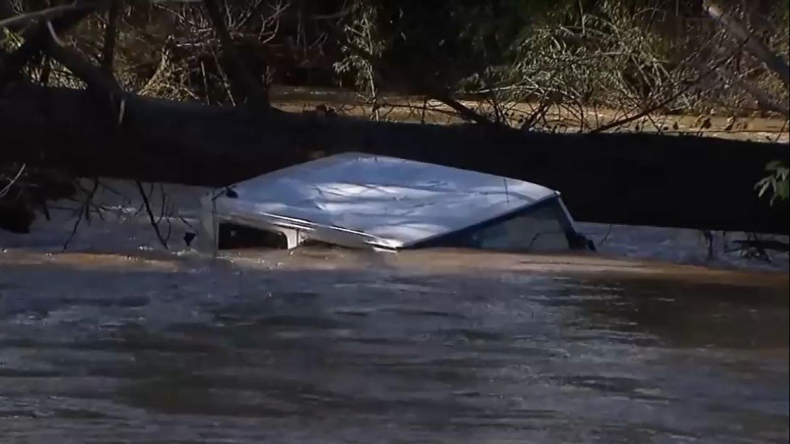 Auto cayó en medio del Río Millahue
