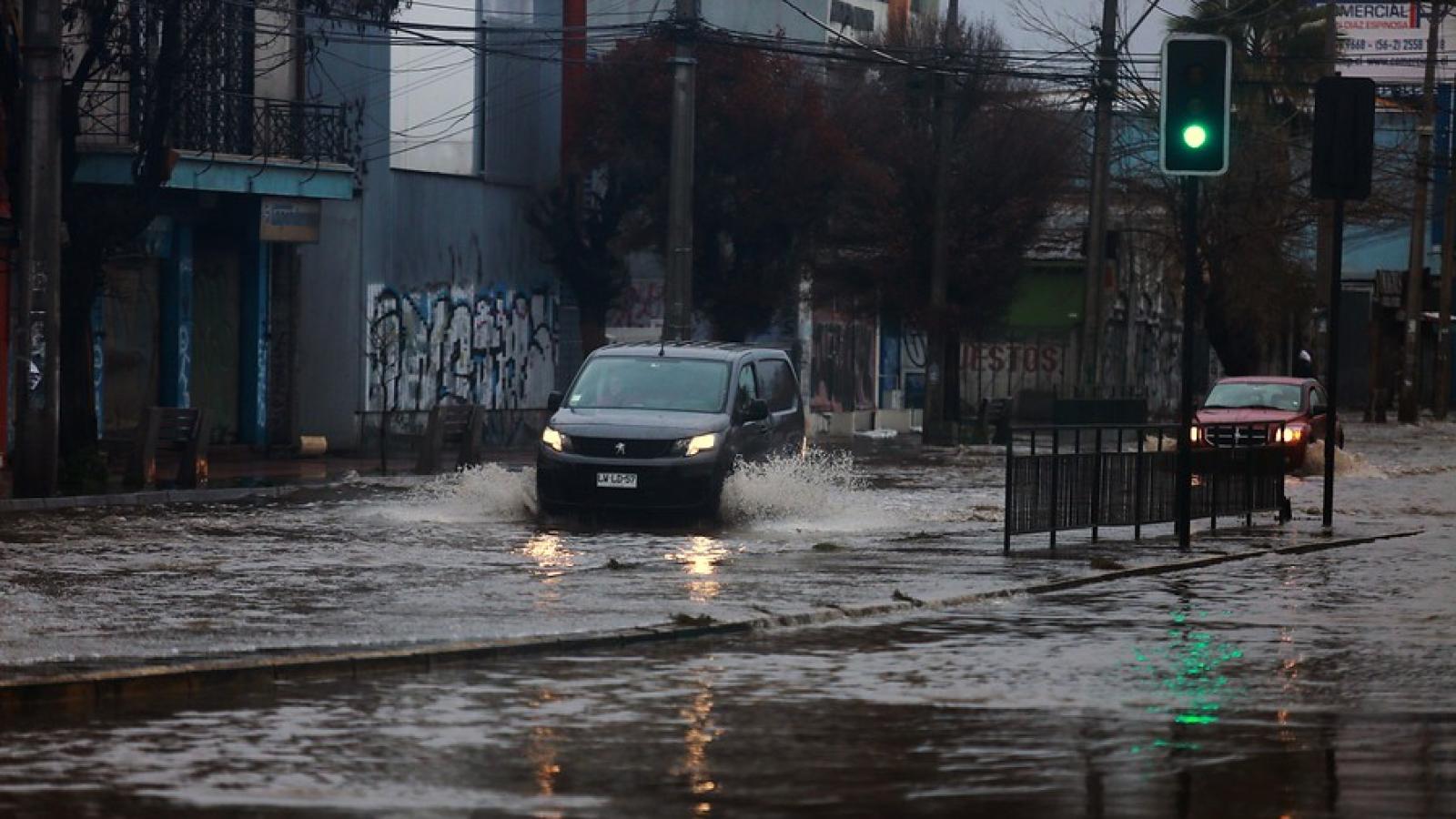 Conoce los puntos de acumulación de agua-lluvia en distintas intersecciones de Santiago