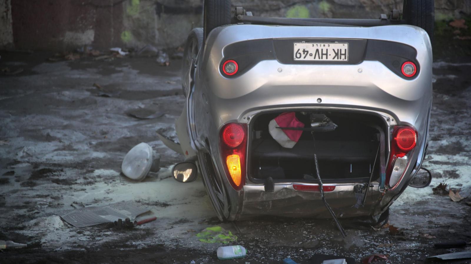 Vehículo volcado en la ribera del río Mapocho - ATON
