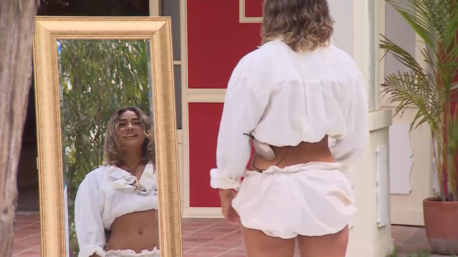 Camila Recabarren frente a un espejo en Ganar o Servir