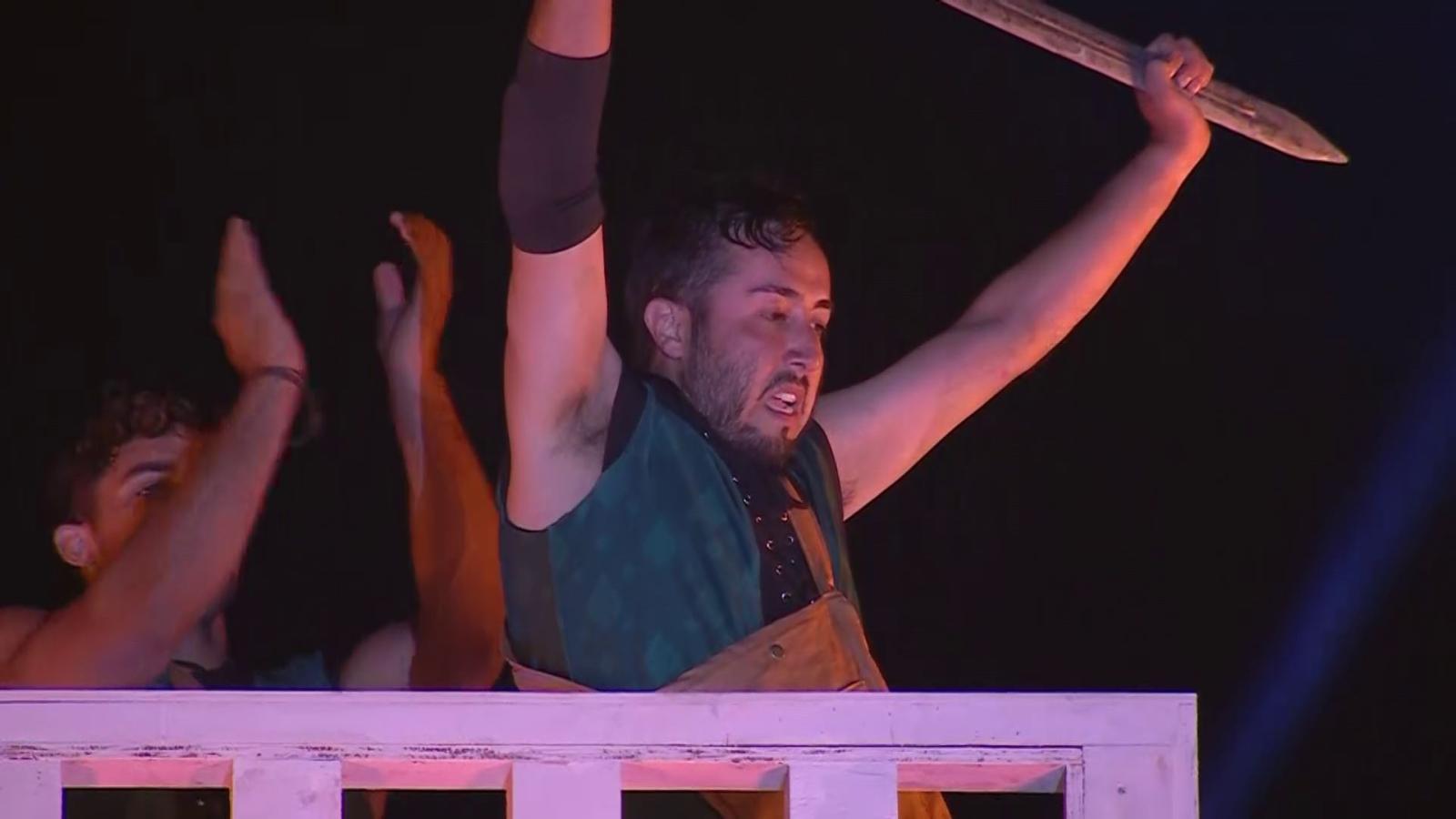 Poeta levanta la espada en Ganar o Servir