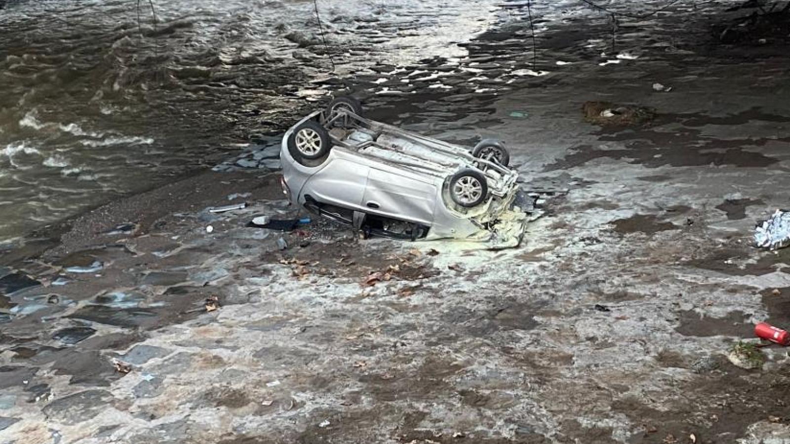 Vehículo cae a la ribera del río Mapocho