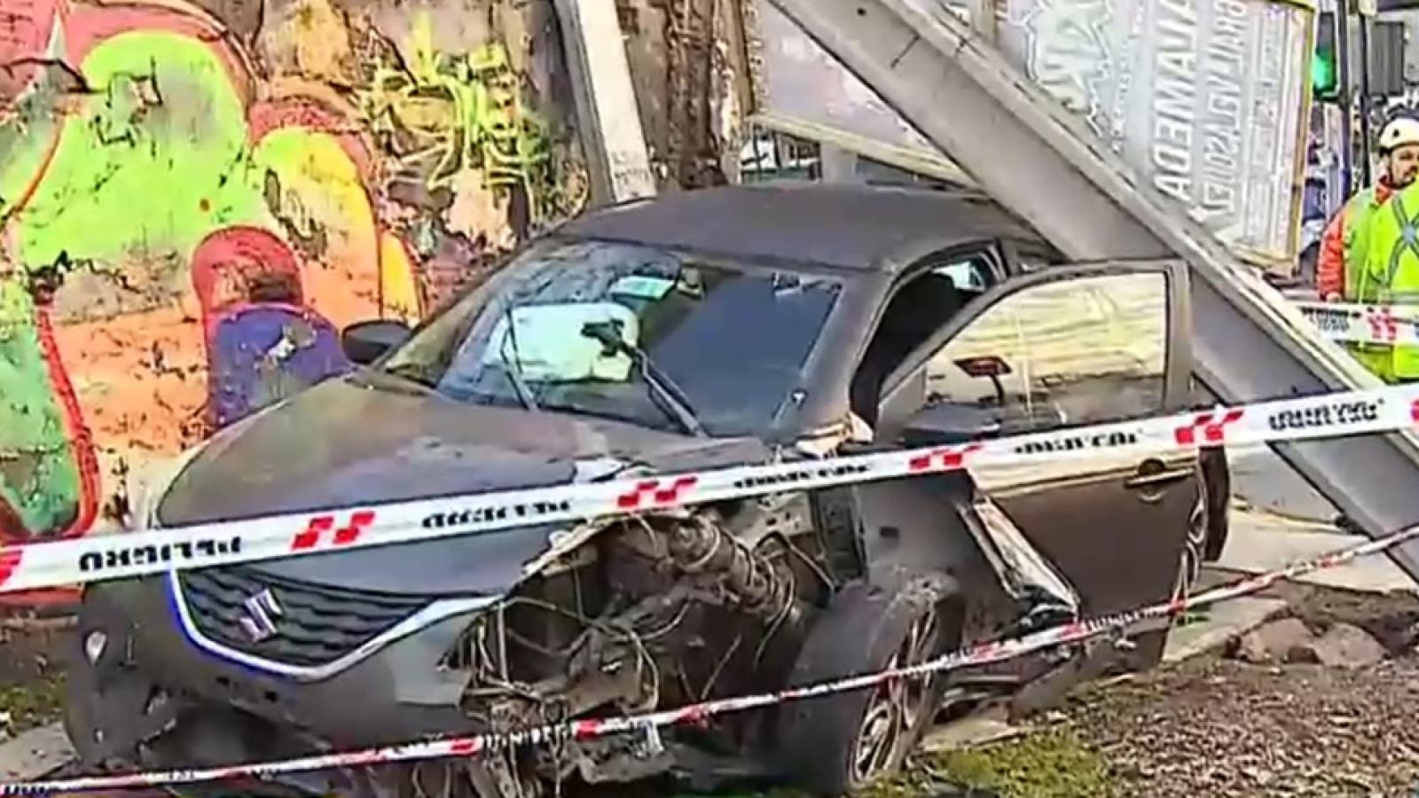 Poste de luz cae sobre auto tras choque en Quinta Normal