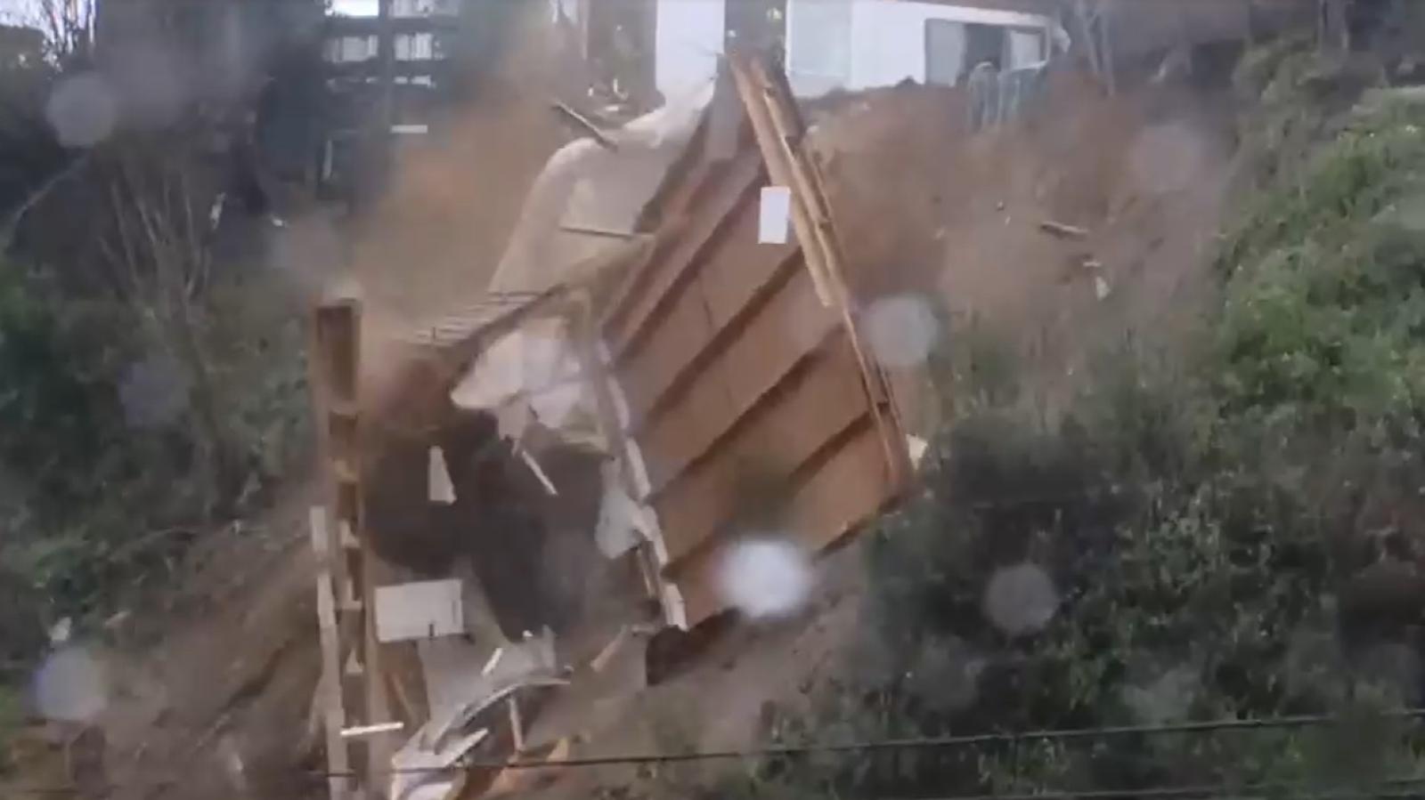 Así se derrumbó la casa en peligro en Curanilahue por deslizamientos de tierra
