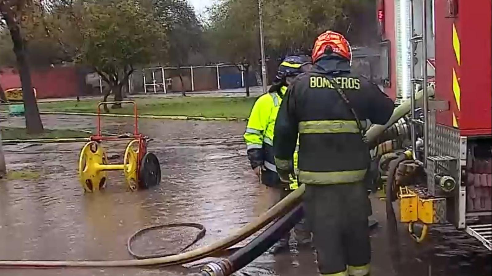 Bomberos se encuentran drenanado el agua por inundaciones en Pedro Aguirre Cerda