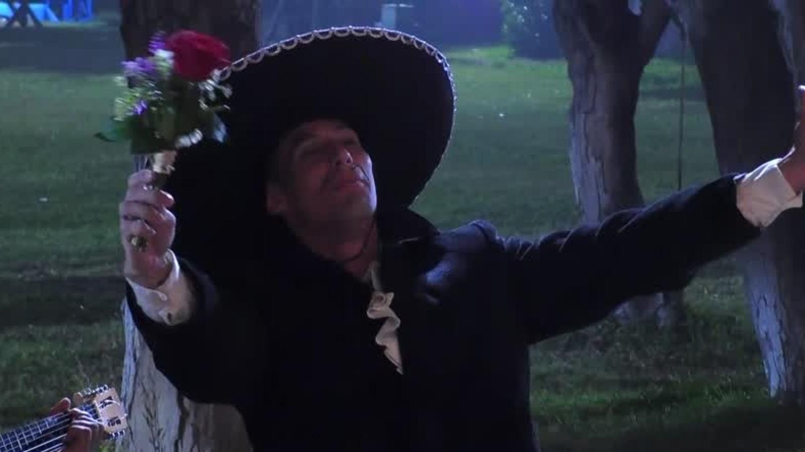 El romántico Facundo, durante su serenata para Oriana