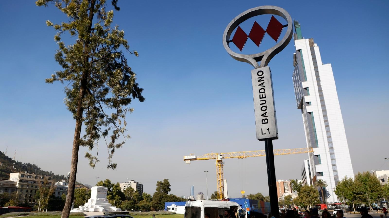 Viral de Tiktok busca a joven de famoso mural de estación Baquedano