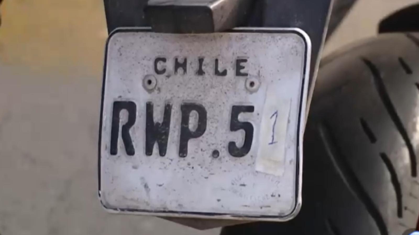 Joven fue detenido por alterar patente con cinta y lápiz