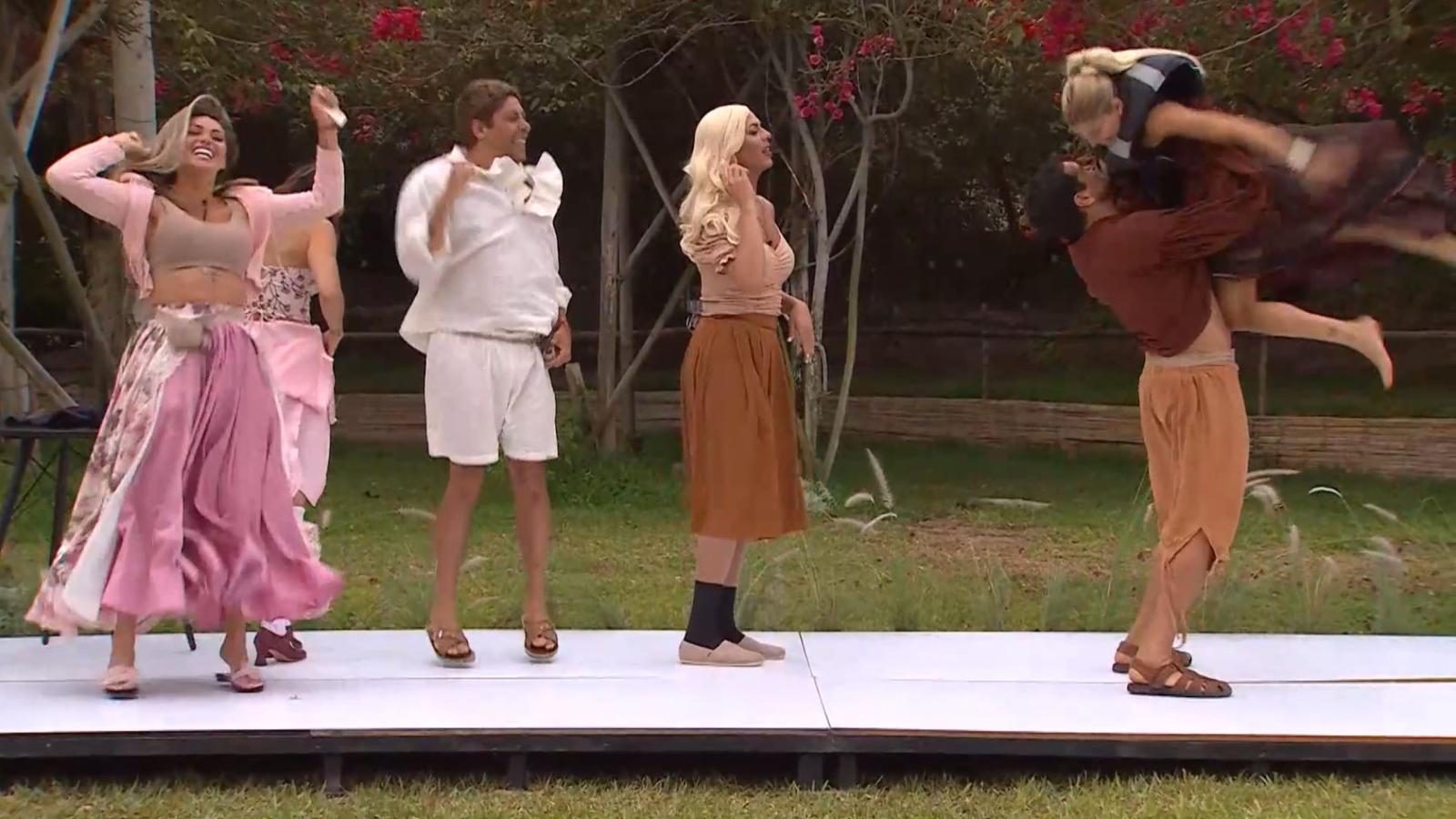 Oriana Marzoli interpreta a Miguelito y es levantada por Pangal en Ganar o Servir