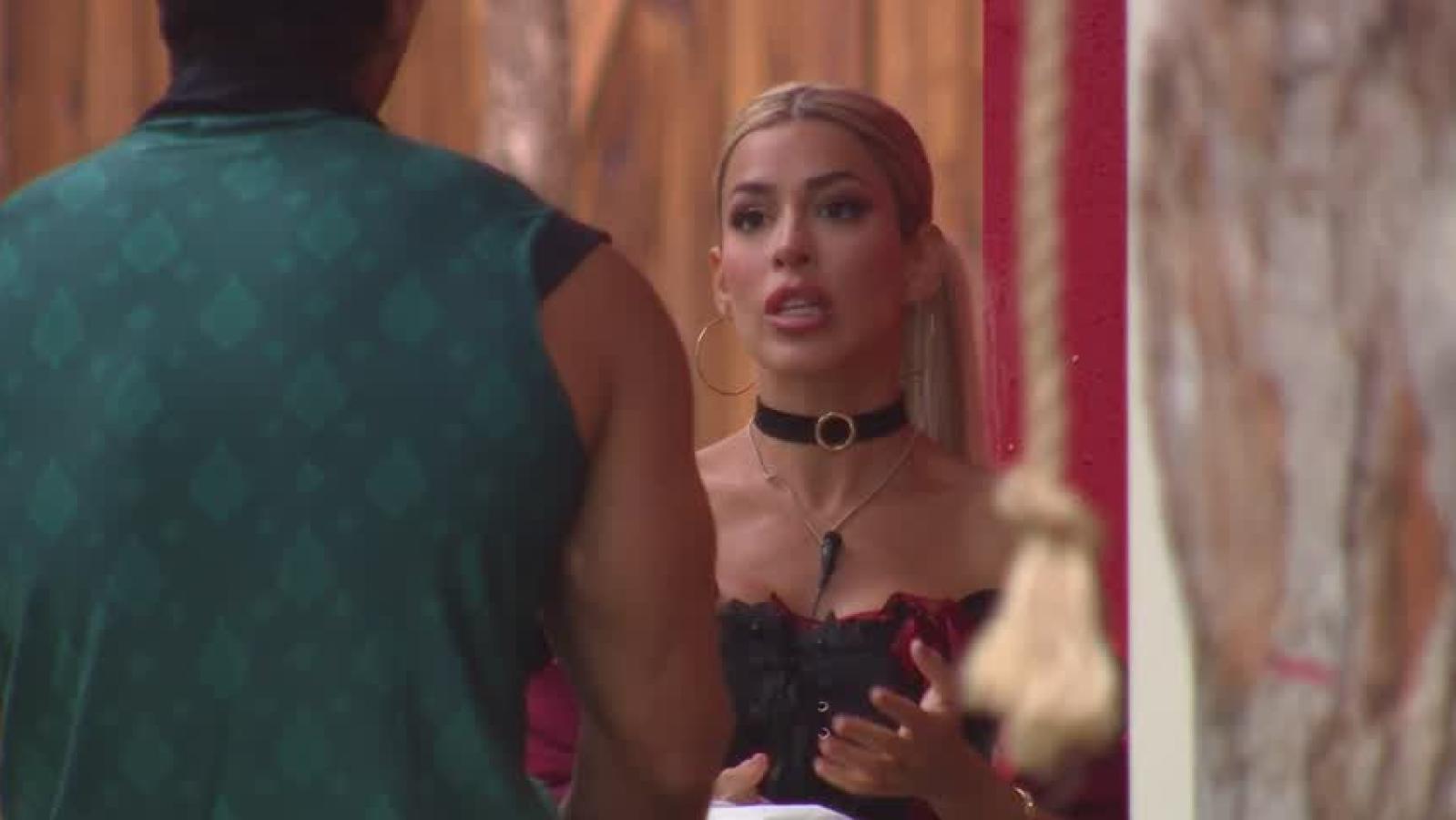 Oriana critica a Pangal -  Ganar o Servir