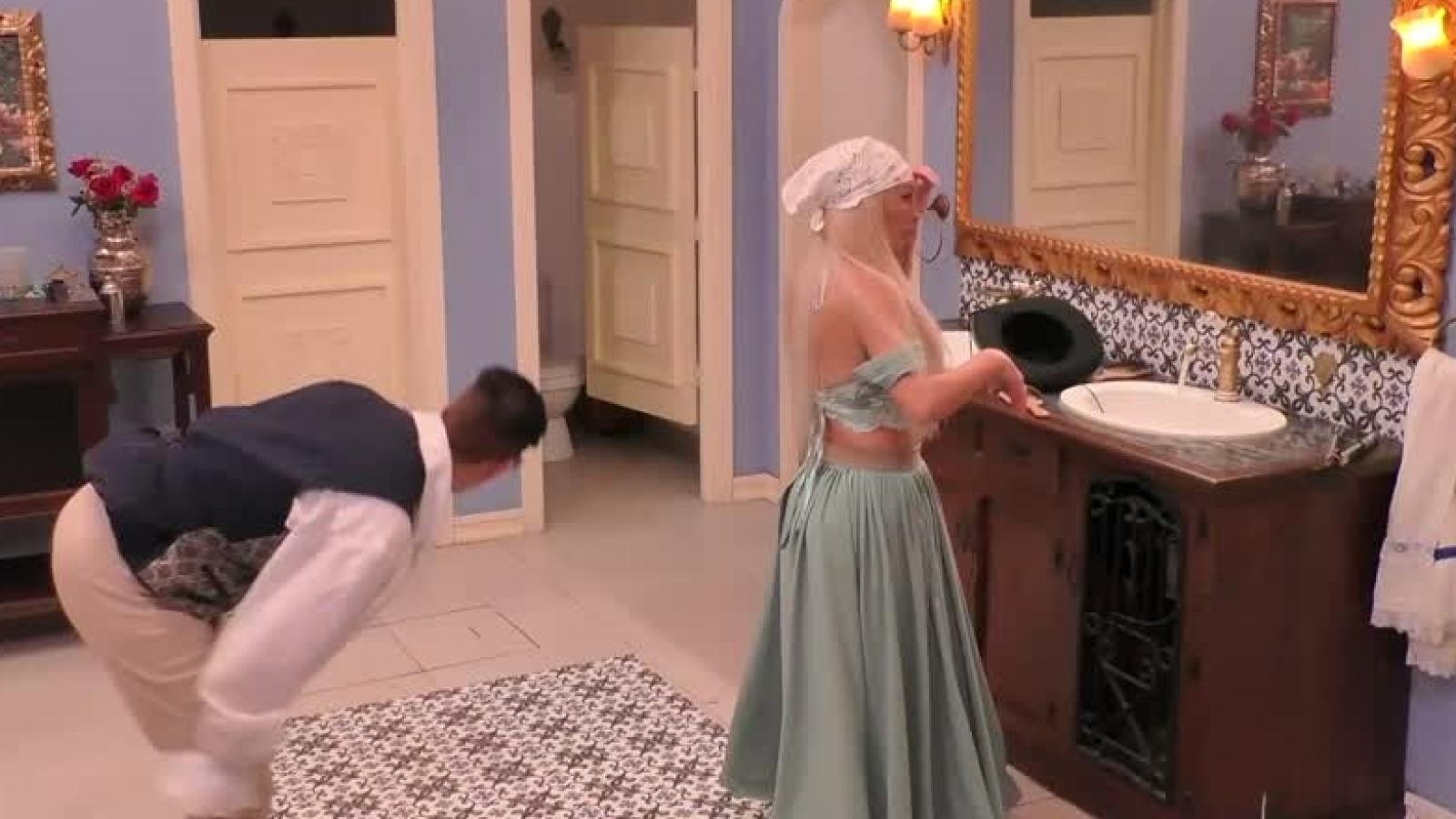 Facundo y Oriana fueron sorprendidos por Sabélo durante su íntima escapada al baño.