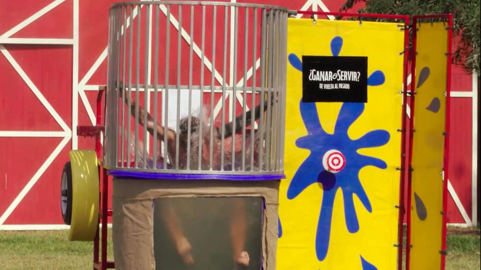 En Ganar o Servir un competidor cae al agua