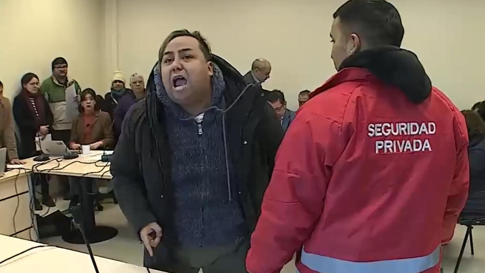 Agreden a equipo de T13 en Concejo Municipal de Lo Espejo