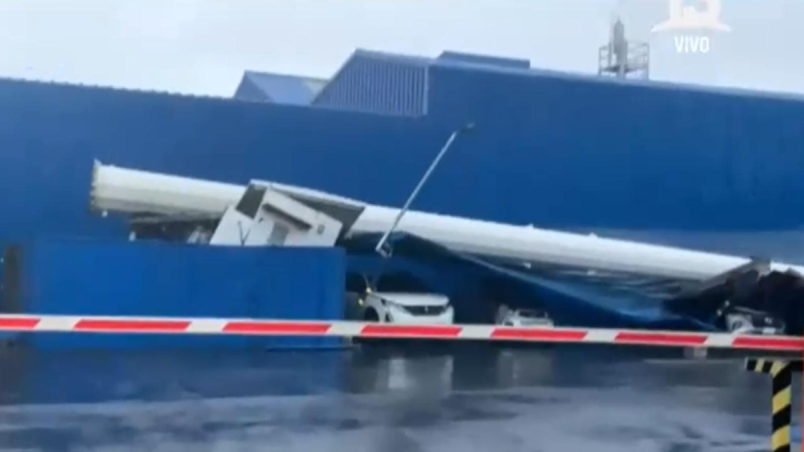 Una antena cayó y destrozó cinco autos en Talcahuano