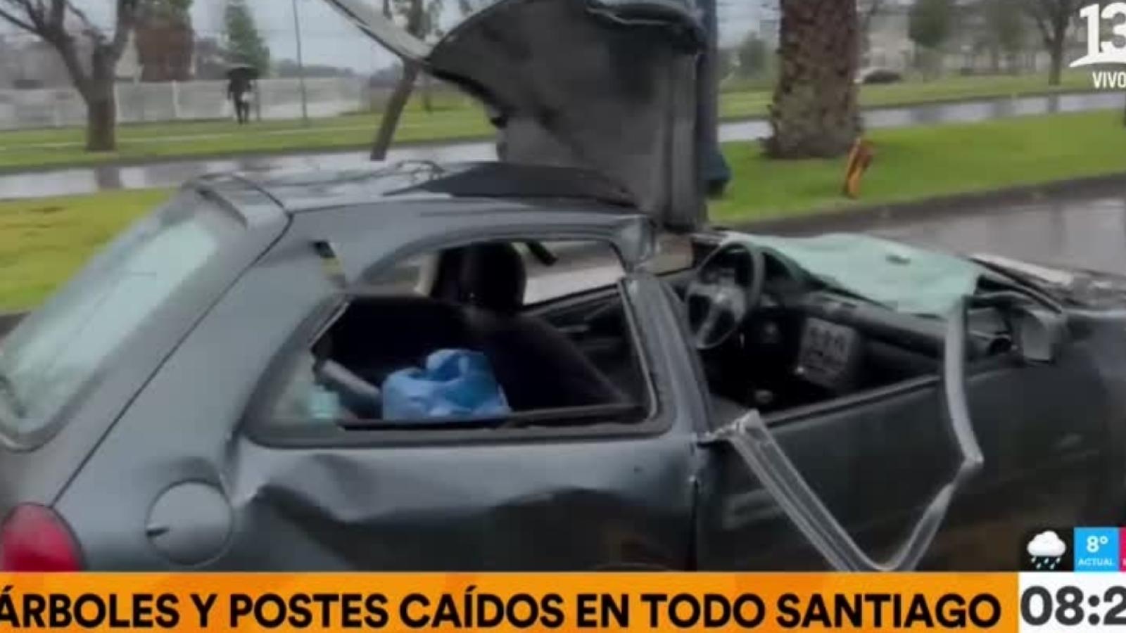 Un fallecido y dos heridos por caída de palmera sobre auto en Estación Central