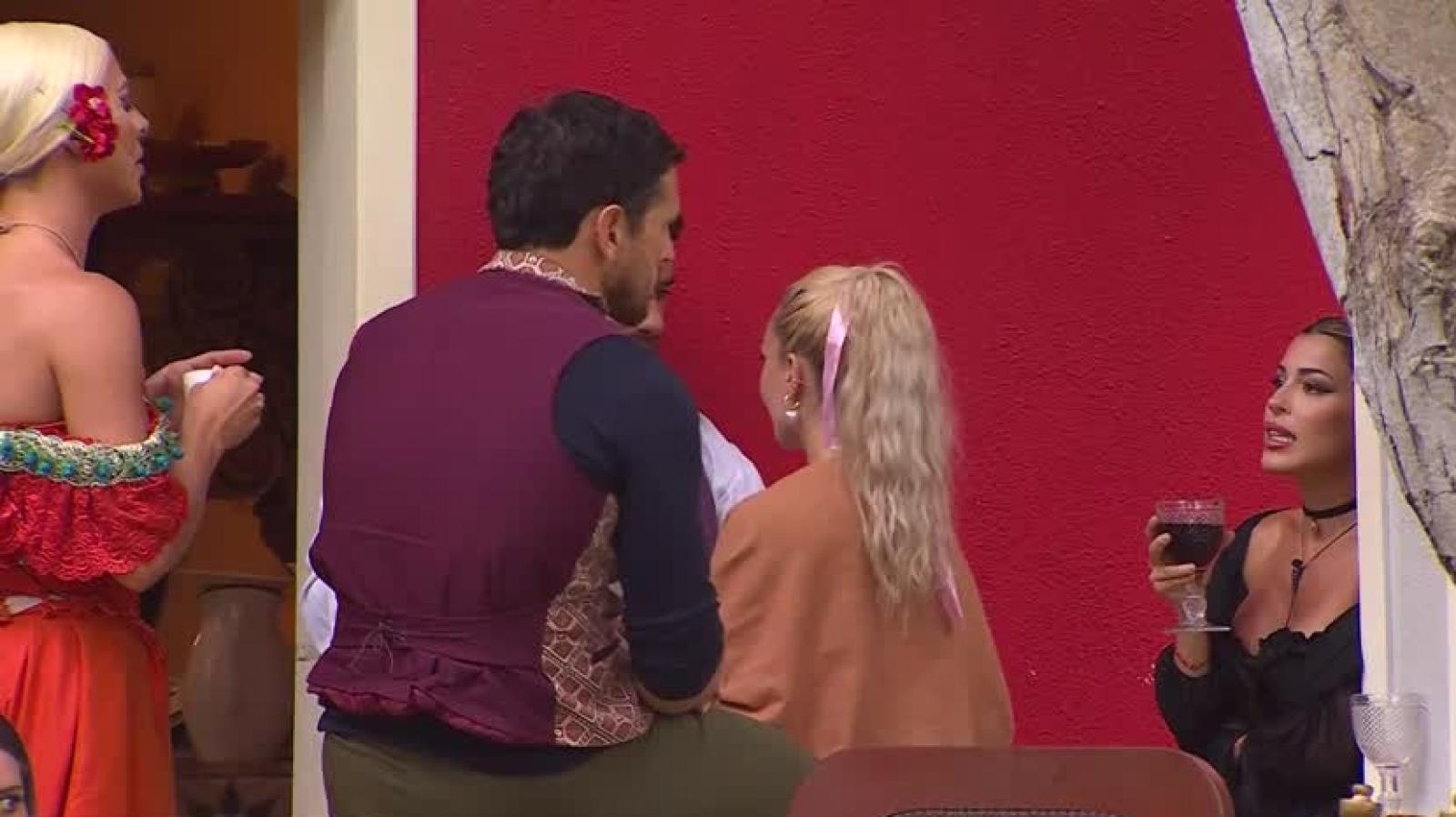 La conversación entre Oriana, Pangal y Sabélo sobre Pamela Díaz.