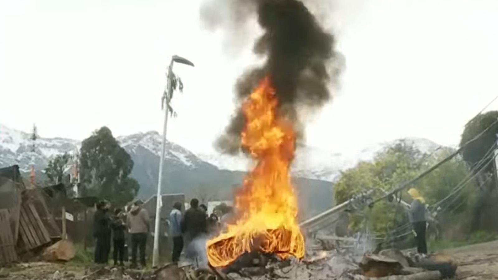 Vecinos de Peñalolén se manifiestan solicitando la restitución del suministro eléctrico