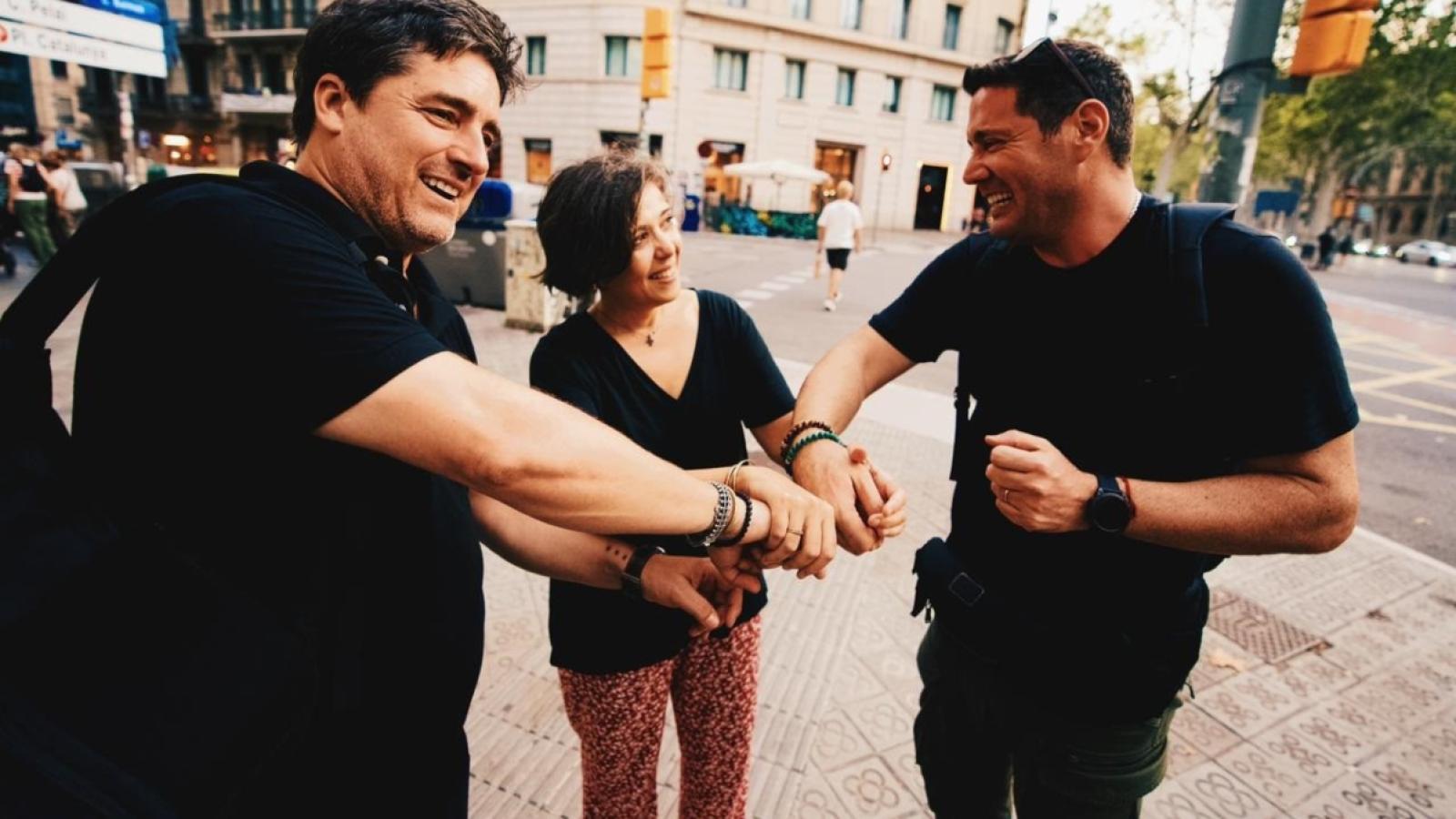 Pancho Saavedra y Jorge Zabaleta con la viuda de Toni Espadas