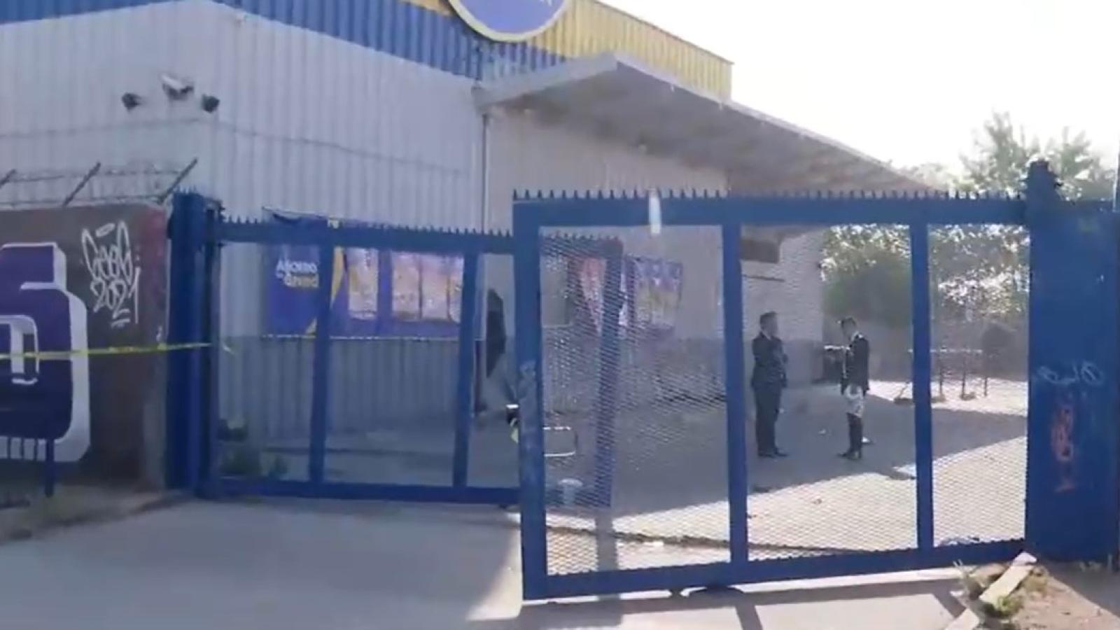 Un nuevo intento de robo a un cajero automático ocurrió la madrugada de este martes en la región Metropolitana. Específicamente, se dio en Quilicura. Según reportaron auditores de Radio Bío Bío, delincuentes llegaron hasta un local Alvi ubicado en Manuel Antonio Matta con Santa Luisa, para perpetrar el ilícito. Los individuos derribaron portones y cortinas metálicas con un auto, para así acceder al dispensador de dinero. En su huida, dejaron gran cantidad de miguelitos en las calles aledañas, para conseg