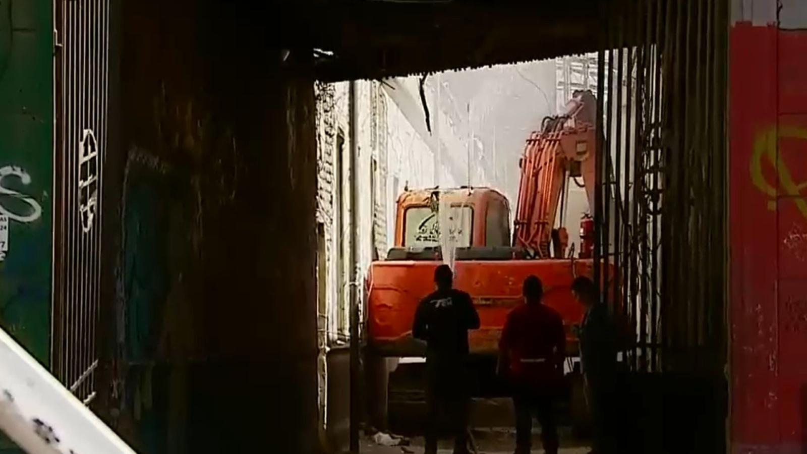 Así fue la demolición de dos viviendas tomadas ubicadas en millonario terreno de Santiago