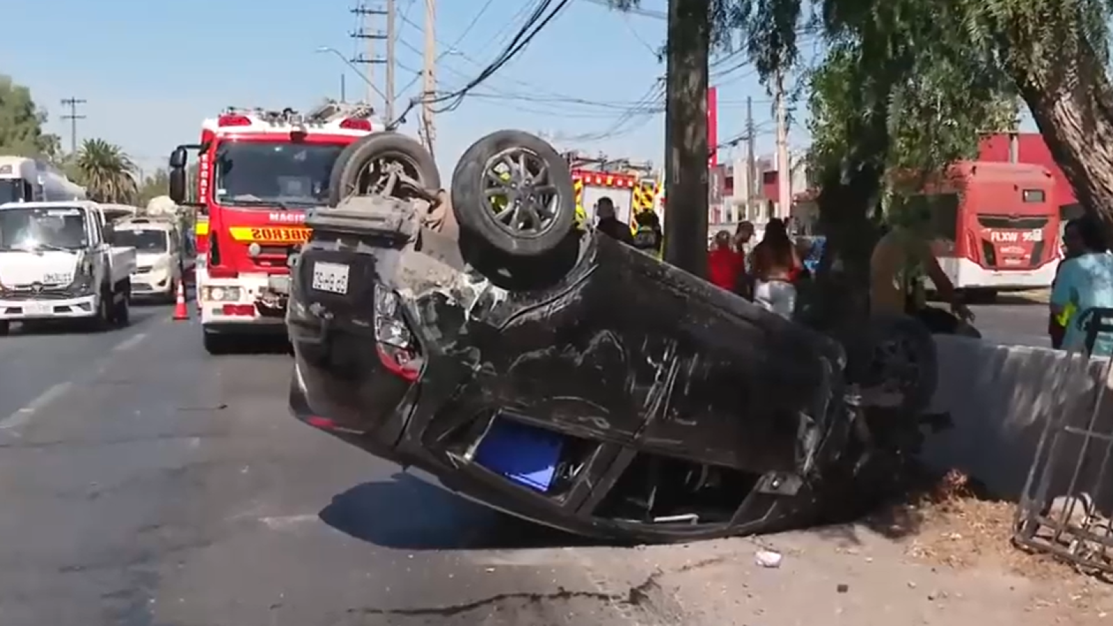 Vehículo vuelca tras chocar a exceso de velocidad contra una reja peatonal en Maipú