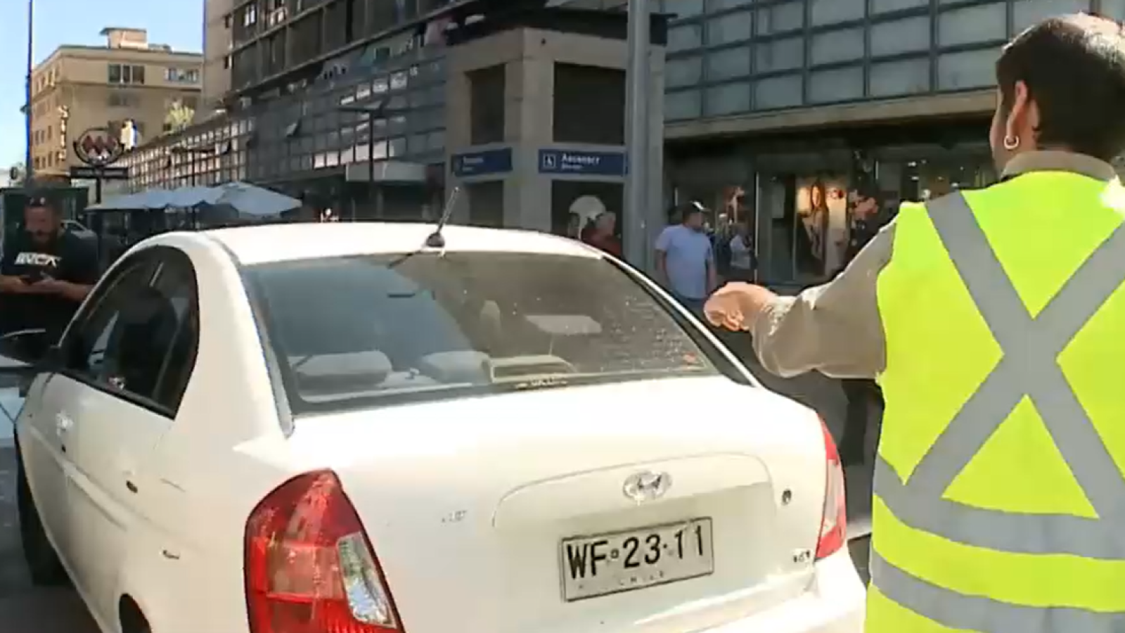 Vehículo con 350 multas impagas intentó evadir fiscalización pasando por paseo peatonal en el centro de Santiago