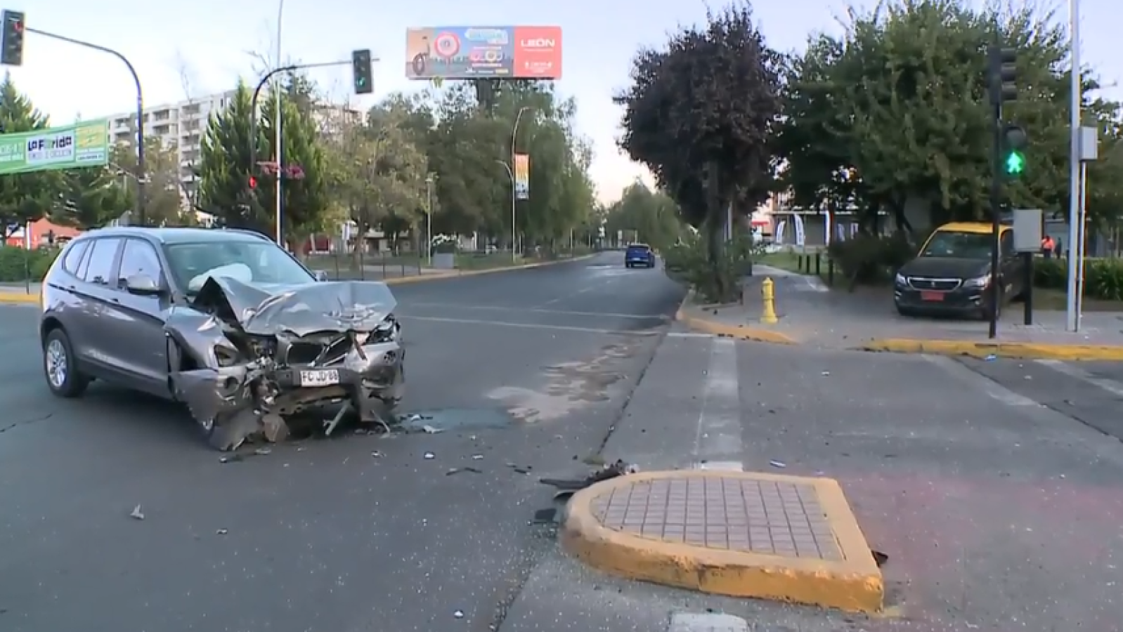 Taxi conducido por Carabineros protagoniza choque en La Florida
