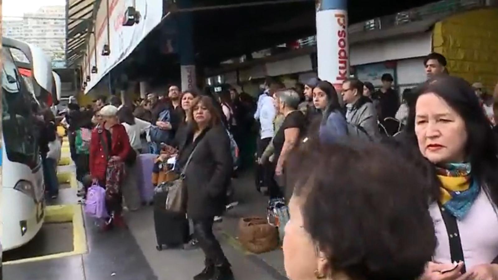 asajeros expresan su descontento por paro de conductores en Terminal Alameda