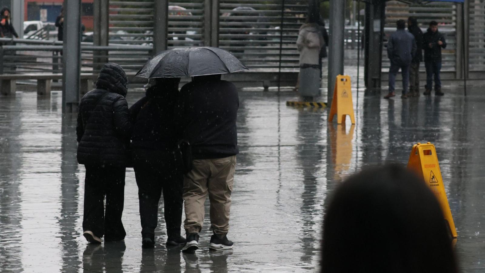 Michelle Adam y la lluvia en la RM - Créditos: ATON
