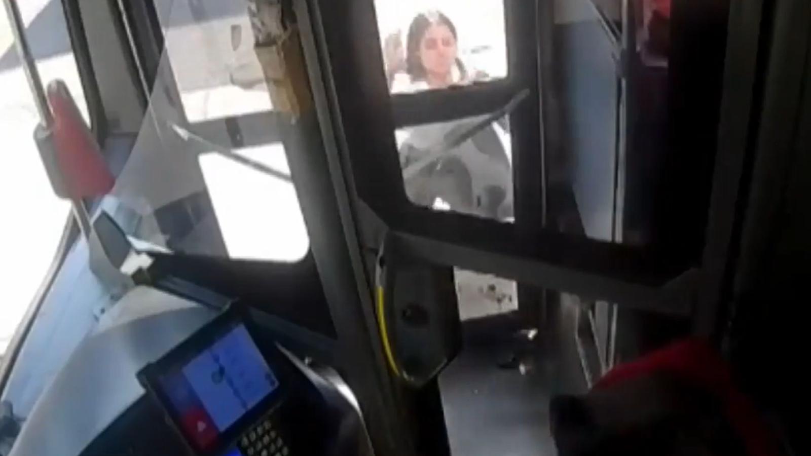 Tiktoker fue arrastrada por micro y chofer se enojó