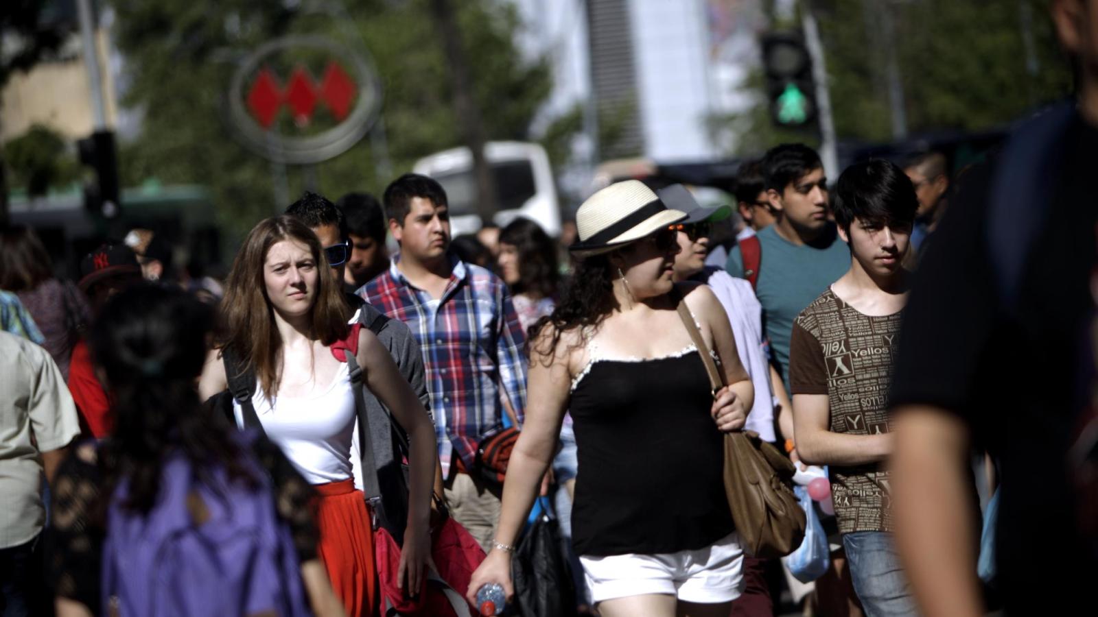 Cierre de estaciones genera aglomeraciones en los paraderos - Agencia Uno