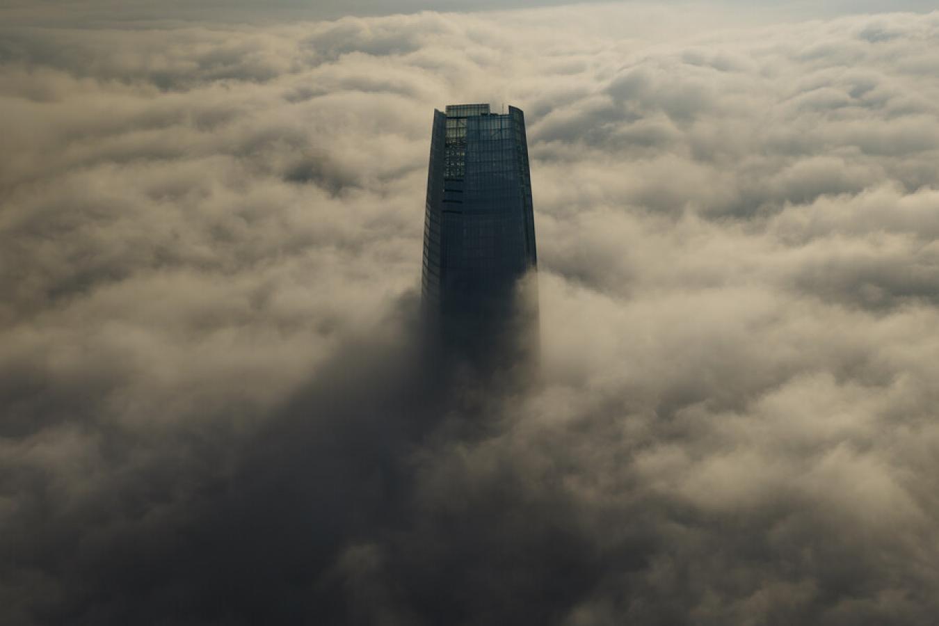 Costanera Center y niebla/Aton