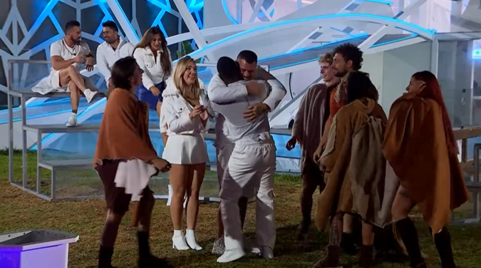 Canal 13 - Mundos Opuestos