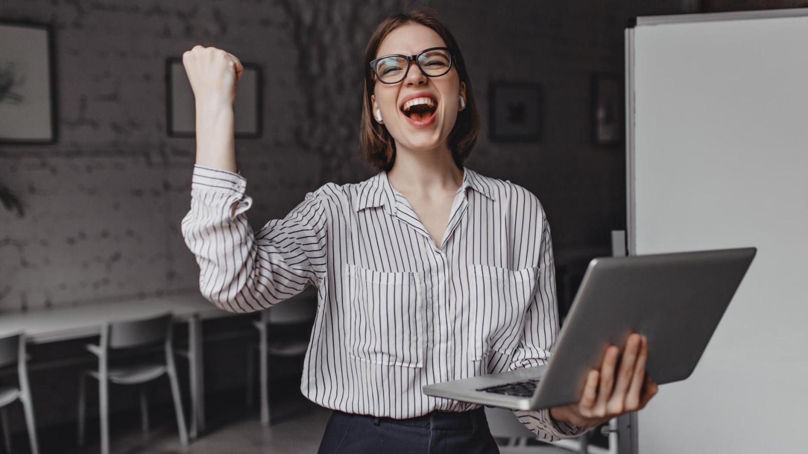 Bono Mujer Trabajadora - Freepik