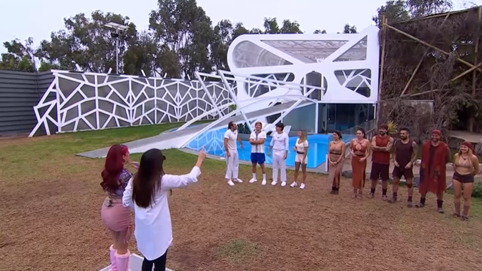 Canal 13 - Mundos Opuestos