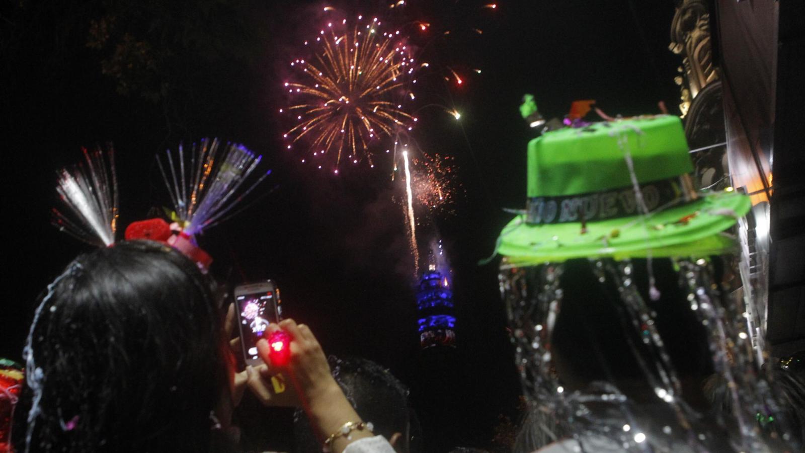 Revisa TODAS las comunas con fuegos artificiales y drones este Año Nuevo